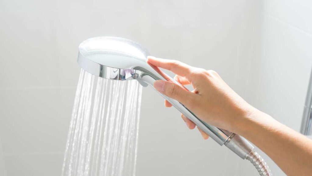 シャワーで洗い流すイメージ